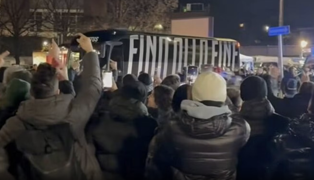 Napoli, sassaiola sul pullman della Juventus prima della partita