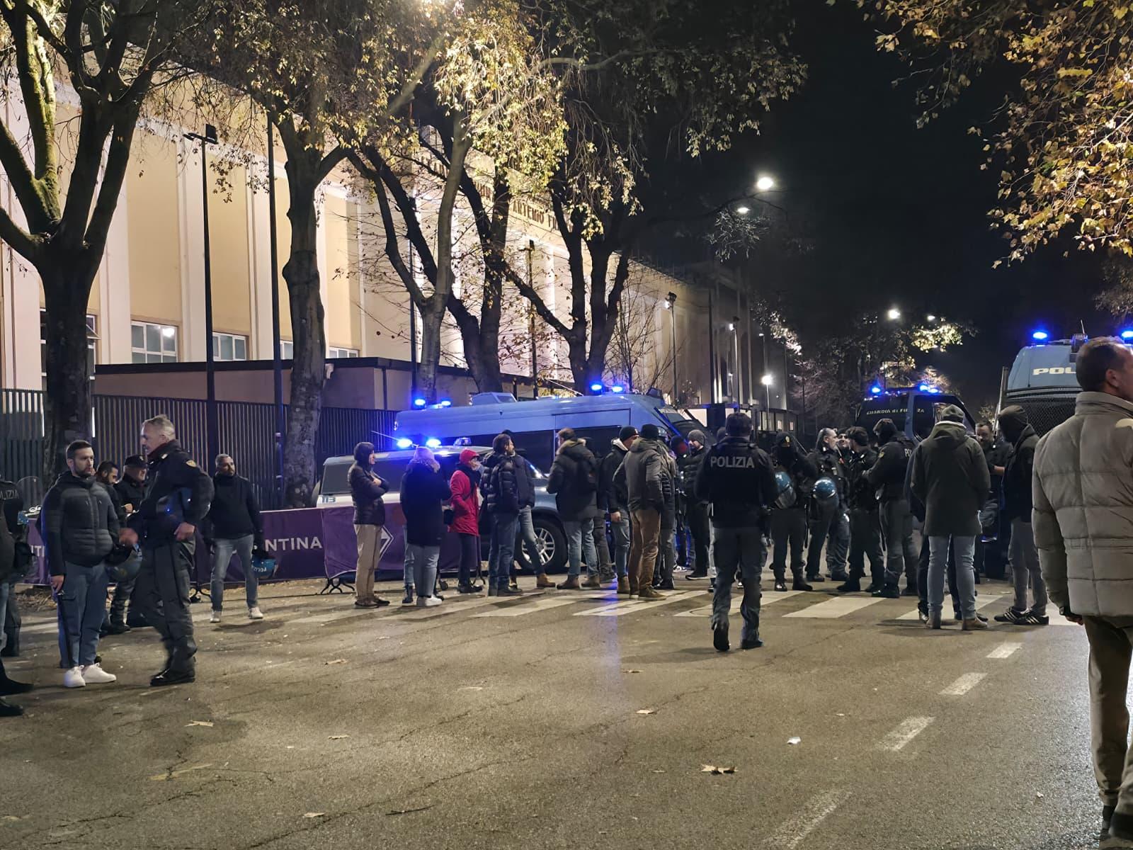 Dal Franchi: Polizia a presidiare la zona, la squadra ha lasciato lo stadio. Forze dell'ordine anche al Viola Park