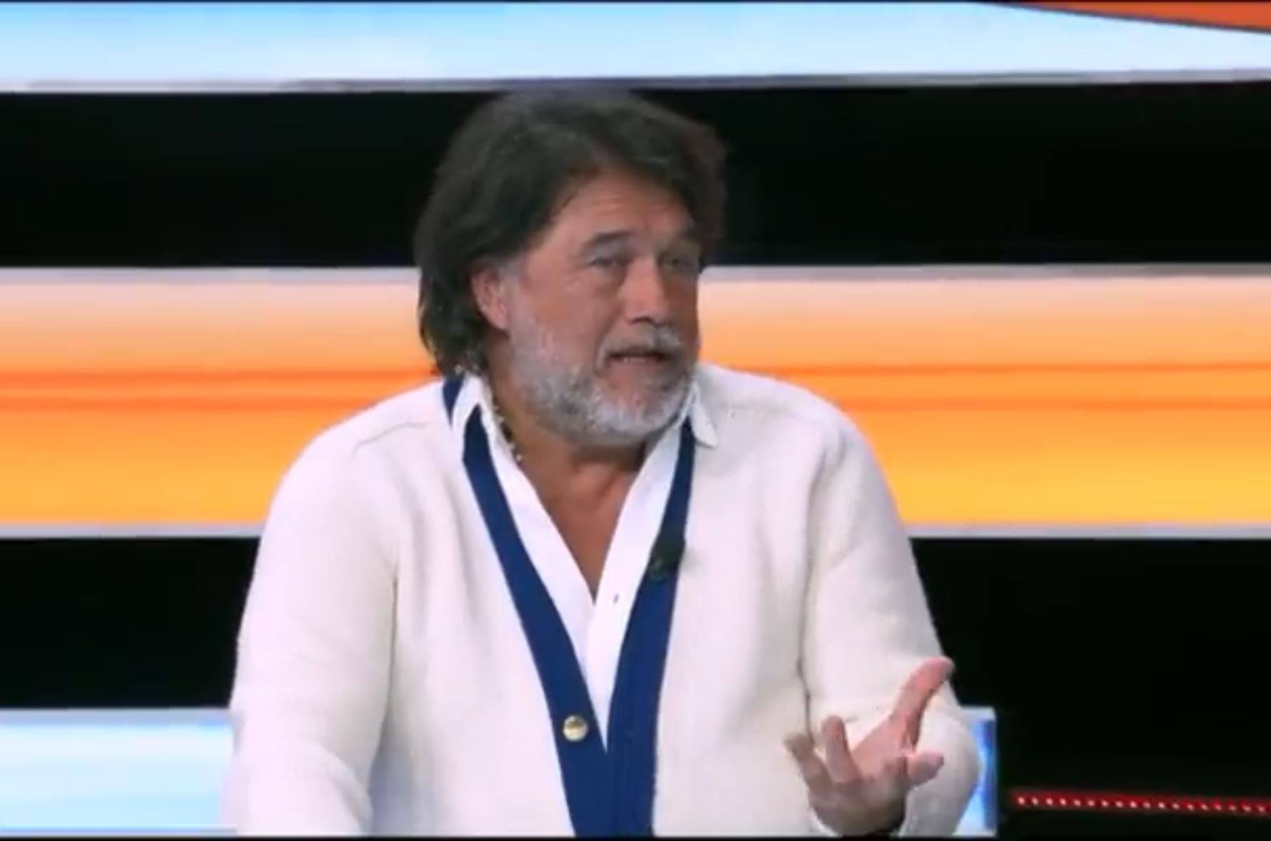 Vanoli, la firma del contratto insieme all’agente Andrea D’Amico (FOTO)