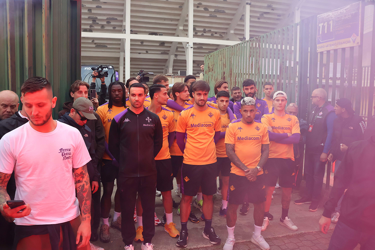 "Domani in campo con lo Spirito Guerriero": la carica dei tifosi alla vigilia di Fiorentina-Betis (VIDEO)