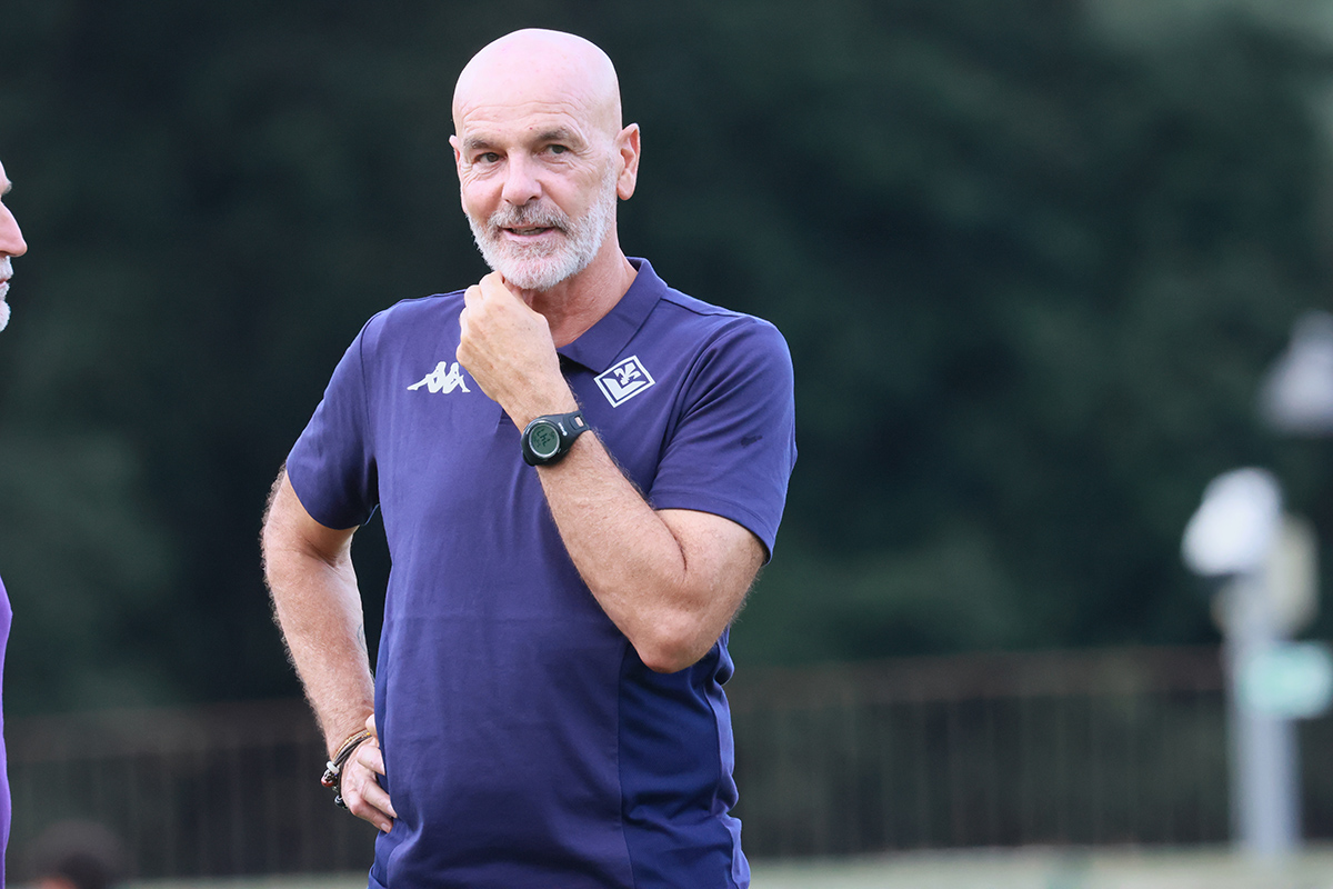 Pioli-Pisacane, duello tra generazioni. Il legame con Astori, il vice Murelli: giornata di emozioni