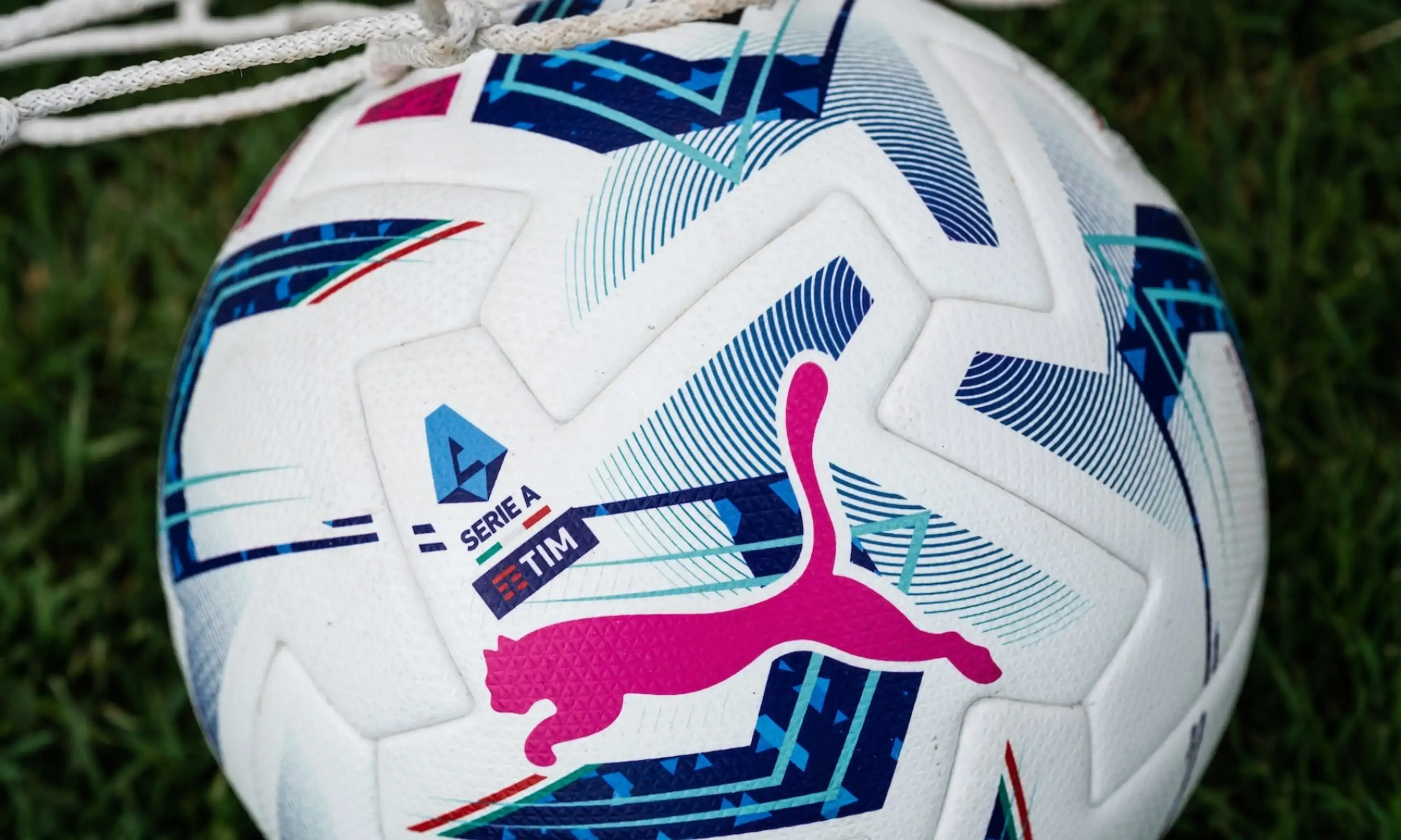 Lecce-Napoli, protesta dei tifosi giallorossi: gara interrotta per 5 minuti