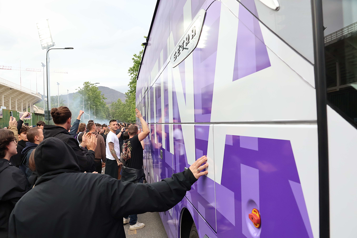Il pullman della Fiorentina lascia il Franchi circondato dalla folla (VIDEO)