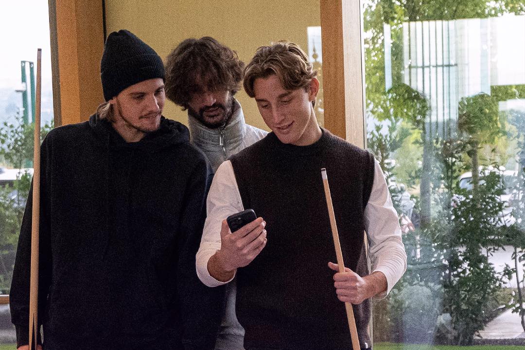 La grande forza del gruppo: sorrisi e brindisi a casa Adlì. E Bove fa il baby sitter a Cataldi