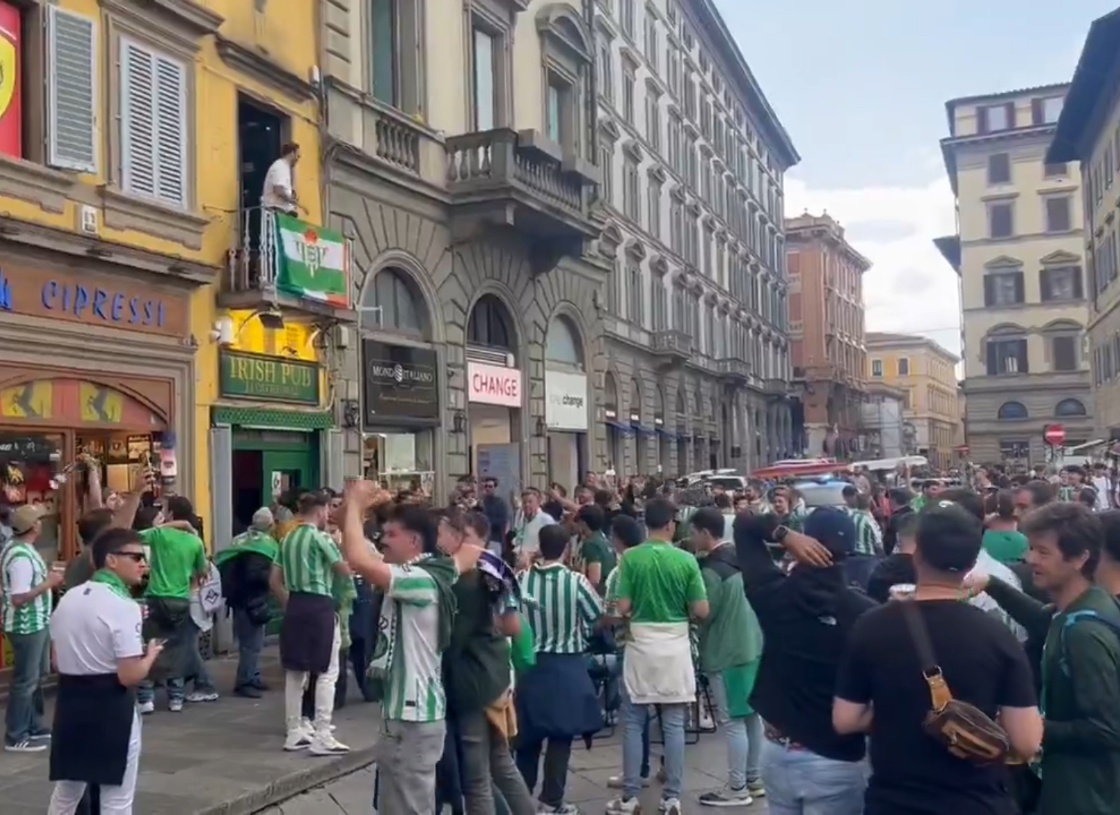 Colombiano litiga con i tifosi del Betis in un pub al Duomo: fermato