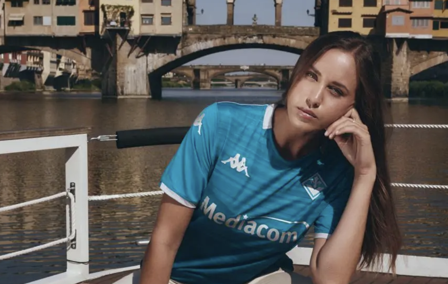 Fiorentina, la terza maglia è un richiamo all'Arno e Ponte Vecchio (FOTO)