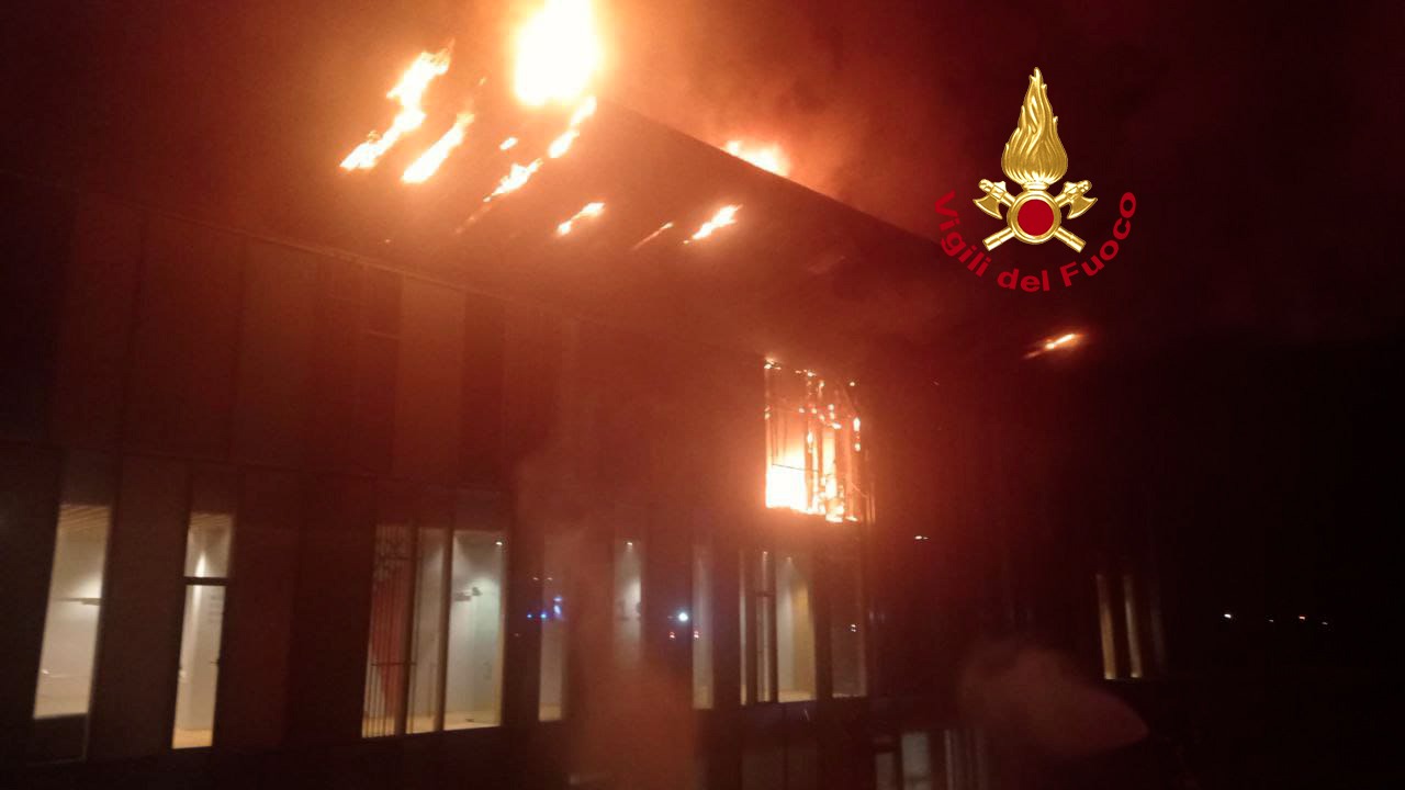 Notte di paura al Viola Park: un phon lasciato acceso fa partire l'incendio. Esclusa la natura dolosa