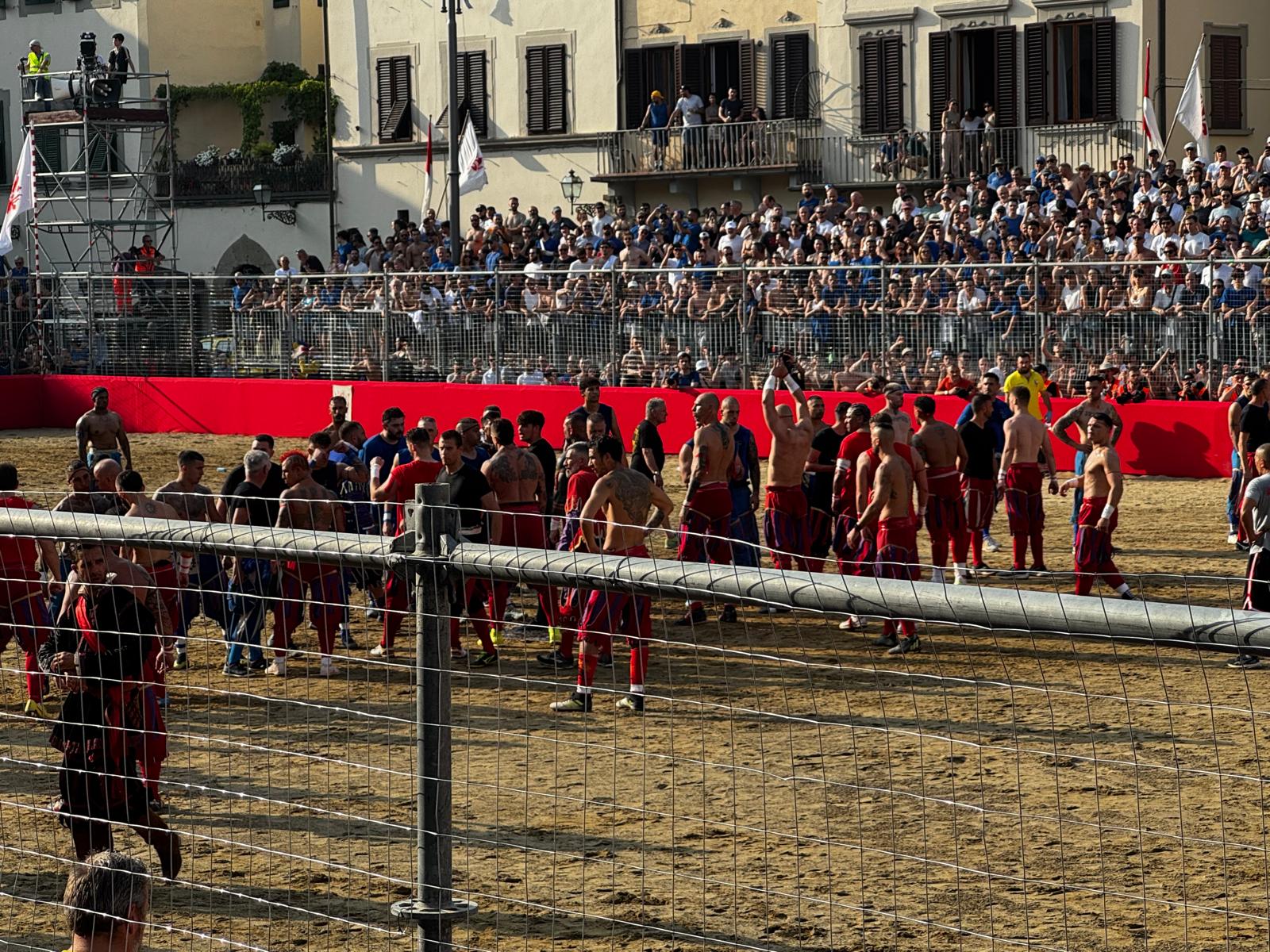 Calcio Storico, show dei Rossi sul sabbione. Azzurri ko 16 cacce e mezzo a 6