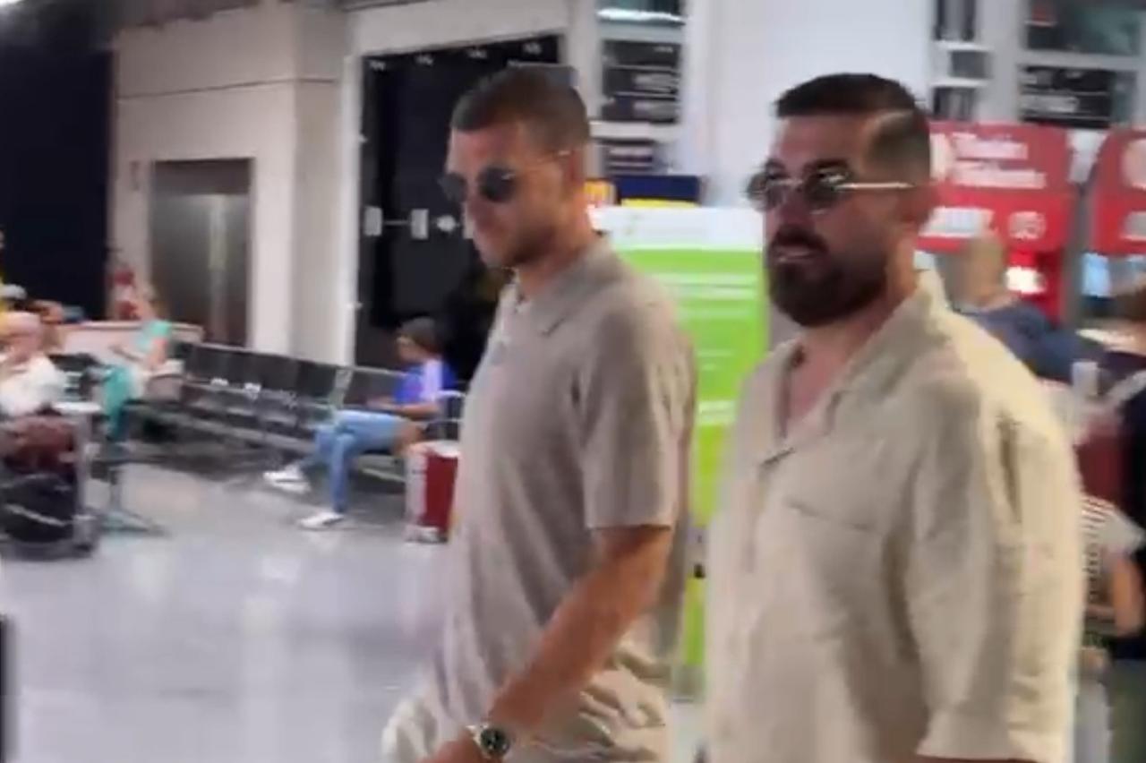 Dzeko è sbarcato a Roma: "Sono molto felice di essere tornato" (VIDEO VI.IT)