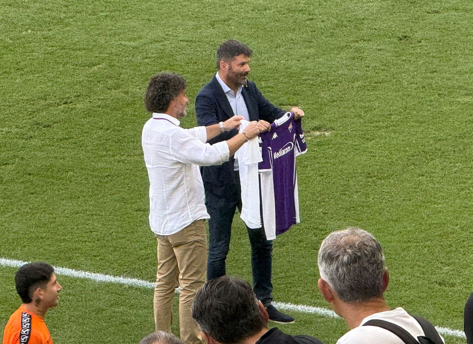 Fiorentina-Carrarese, scambio di maglie tra Goretti e il presidente Gemignani (FOTO)