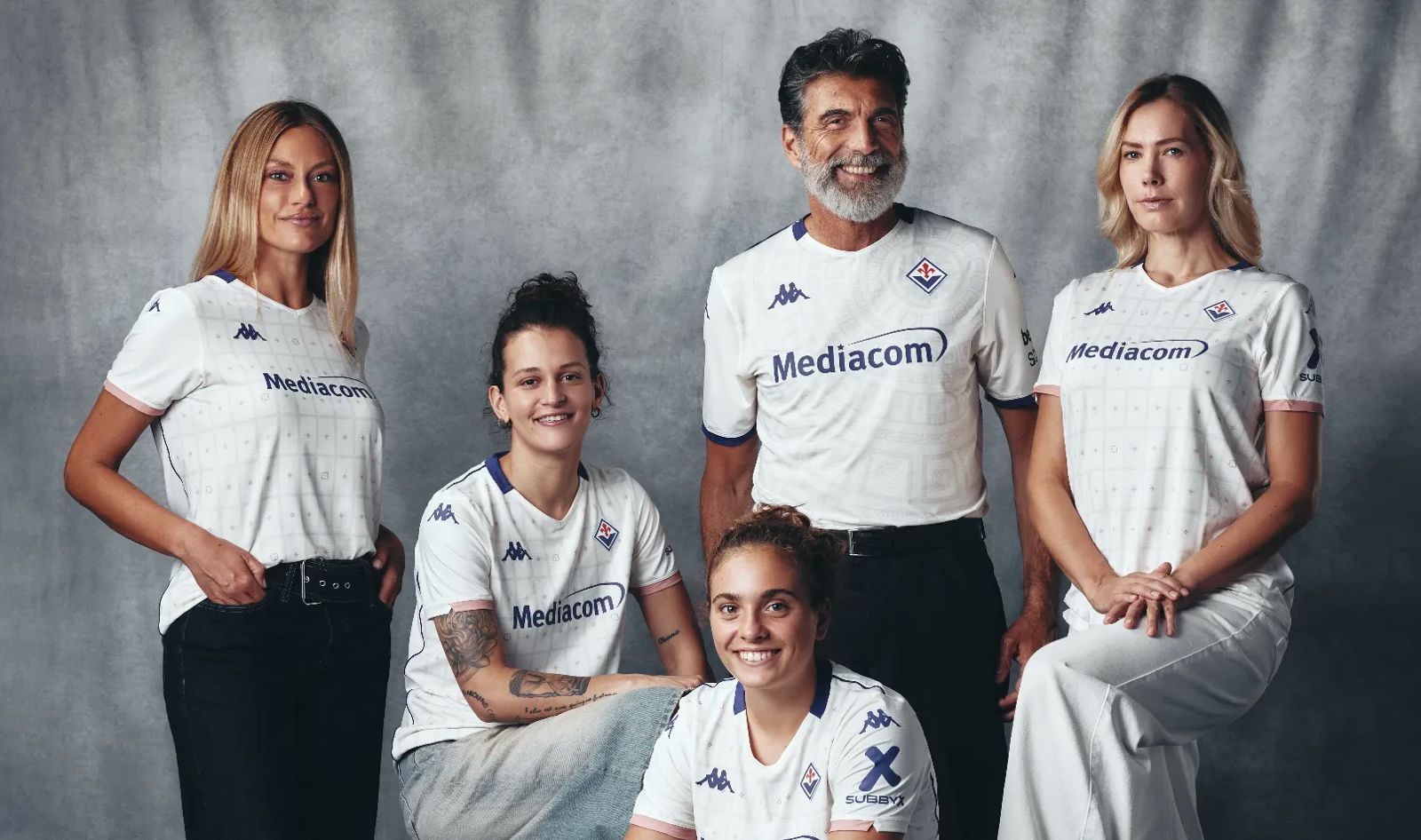 Fiorentina, presentata la seconda maglia: divise diverse per maschile e femminile (FOTO)