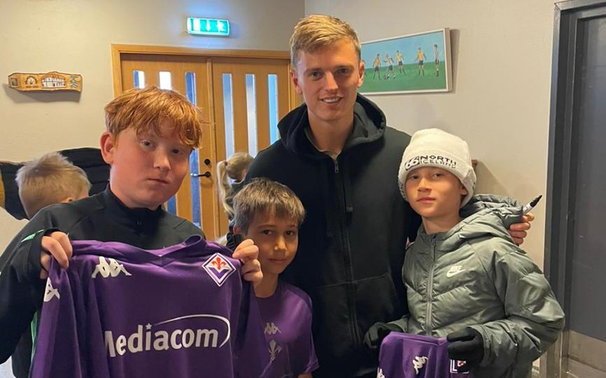 Gud, visita ai giovani KR Reykjavik. In attesa del fine prestito firma autografi su maglie della Fiorentina