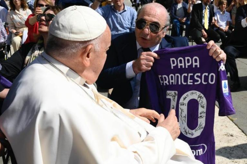 Rocco e Catherine colpiti dalla scomparsa del Papa. Il ricordo di Commisso e quella maglia viola regalata