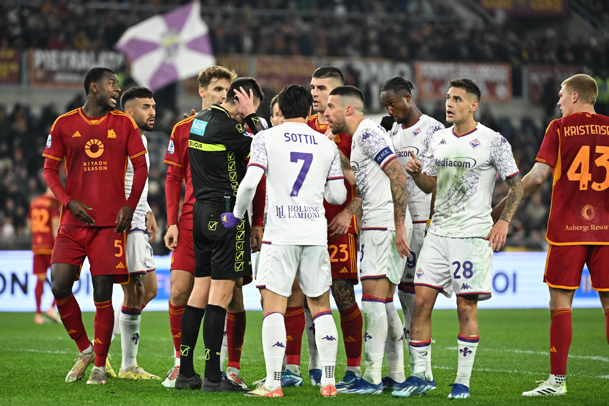 Rapuano, molto male nell'ultimo incrocio coi viola a Roma. Ha già diretto un match tra Fiorentina e Hellas