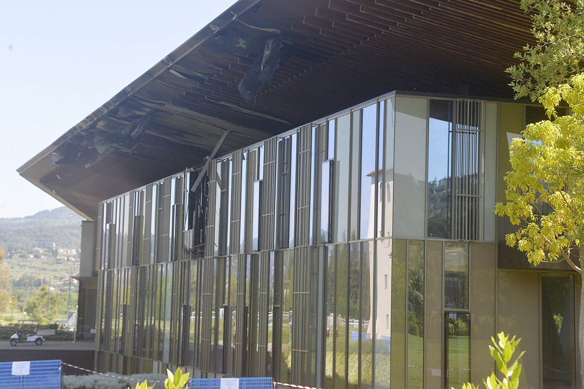 Viola Park, le condizioni del tetto del padiglione giovani dopo l'incendio (FOTO VI.IT)