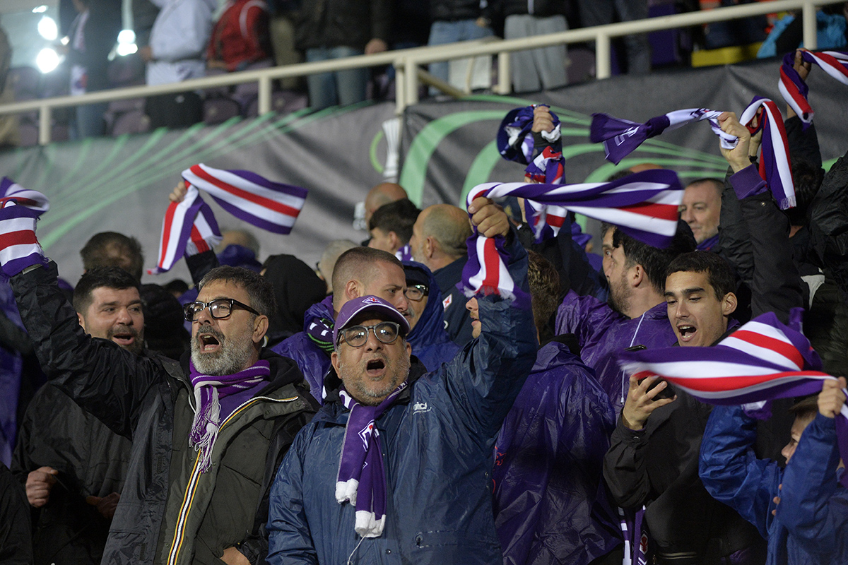 Volo di linea, charter e pure... traghetto: tifosi viola all'opera per la trasferta più attesa dell'anno