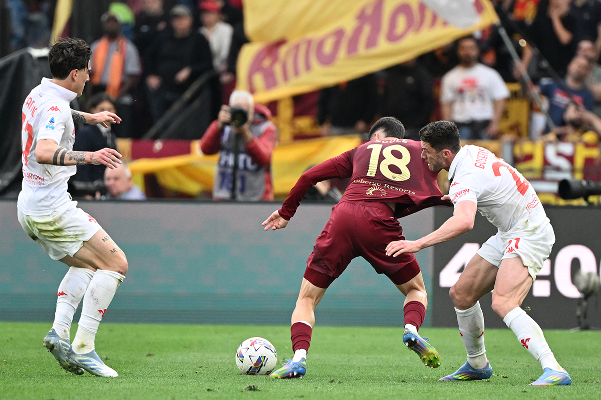 La Nazione – Gosens, nel mirino il Betis. A Roma problemi di stomaco