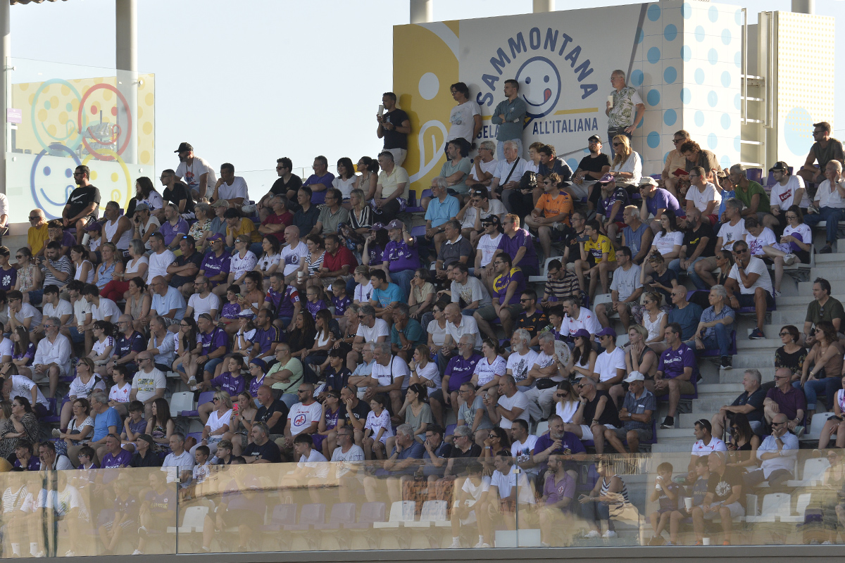 Ritiro a tinte social. Tifosi sì, ma digitali. Ed è boom di contatti e interazioni