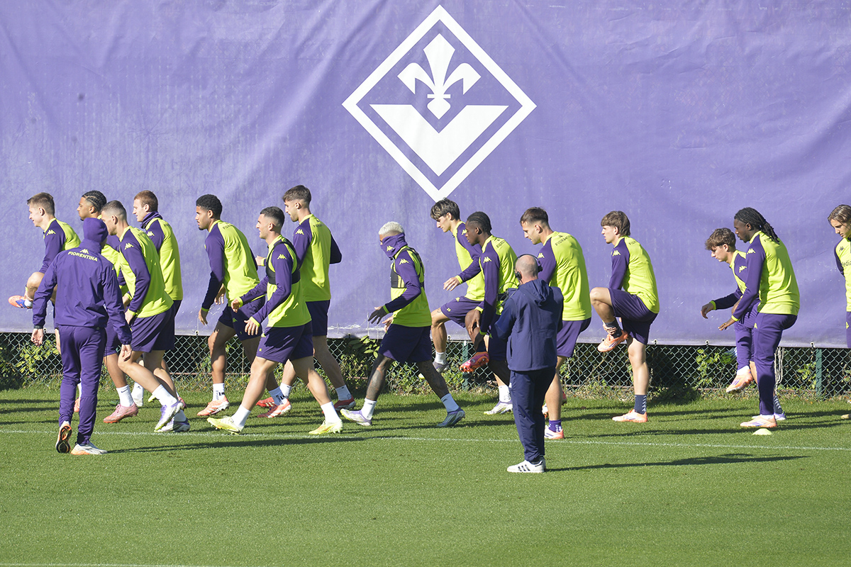 Fiorentina in campo per la rifinitura agli ordini di Galloppa. Assenti Gud, Gosens e Sabiri