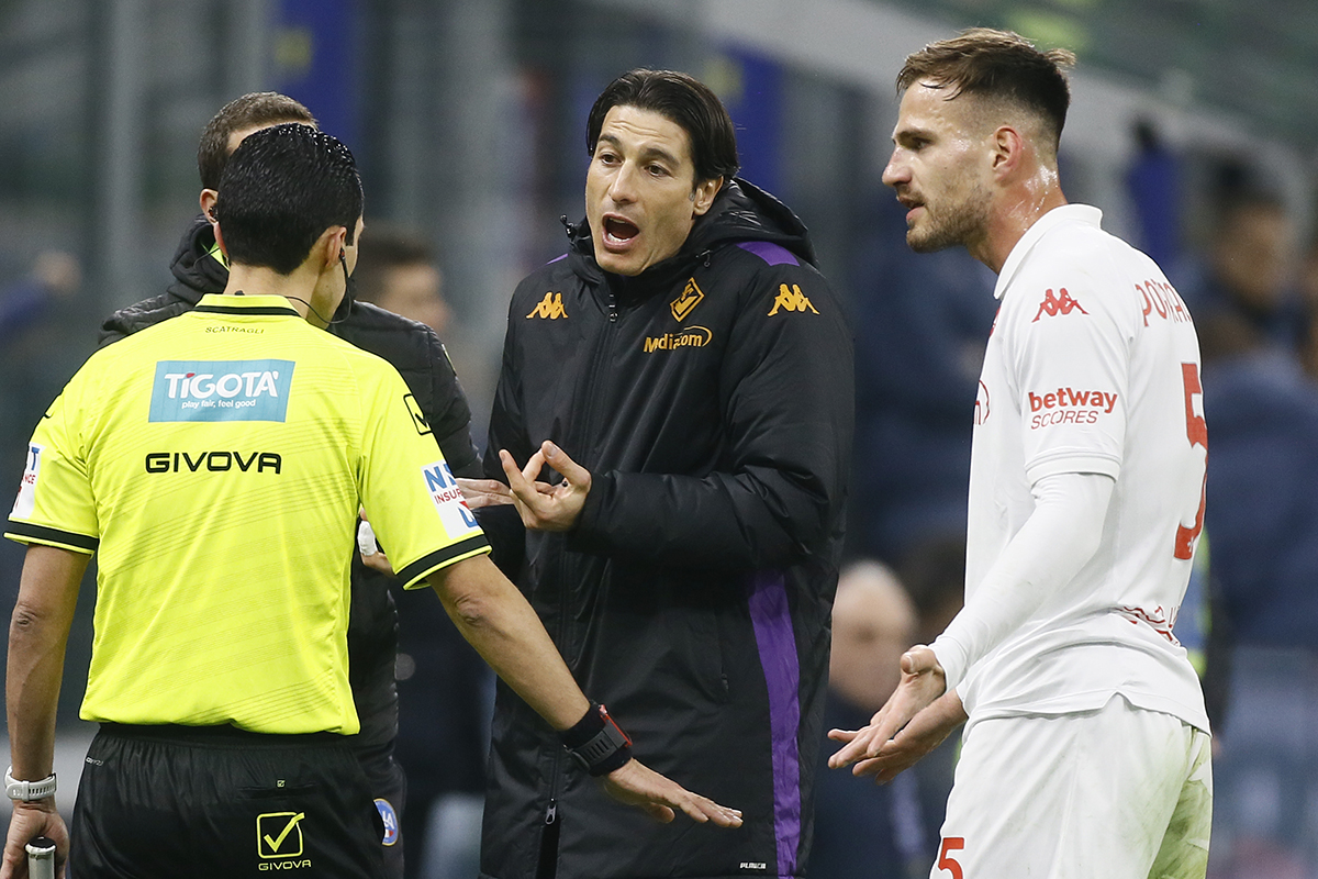 L'ennesimo disastro arbitrale della stagione. Che senso hanno assistenti e Var?