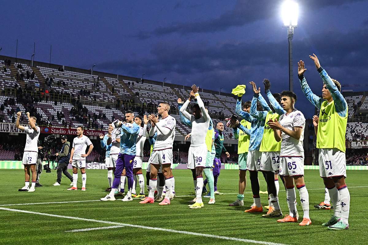 Basta mezza Viola: la Fiorentina si rimette in corsa in campionato. Di testa segna più di tutti in Italia