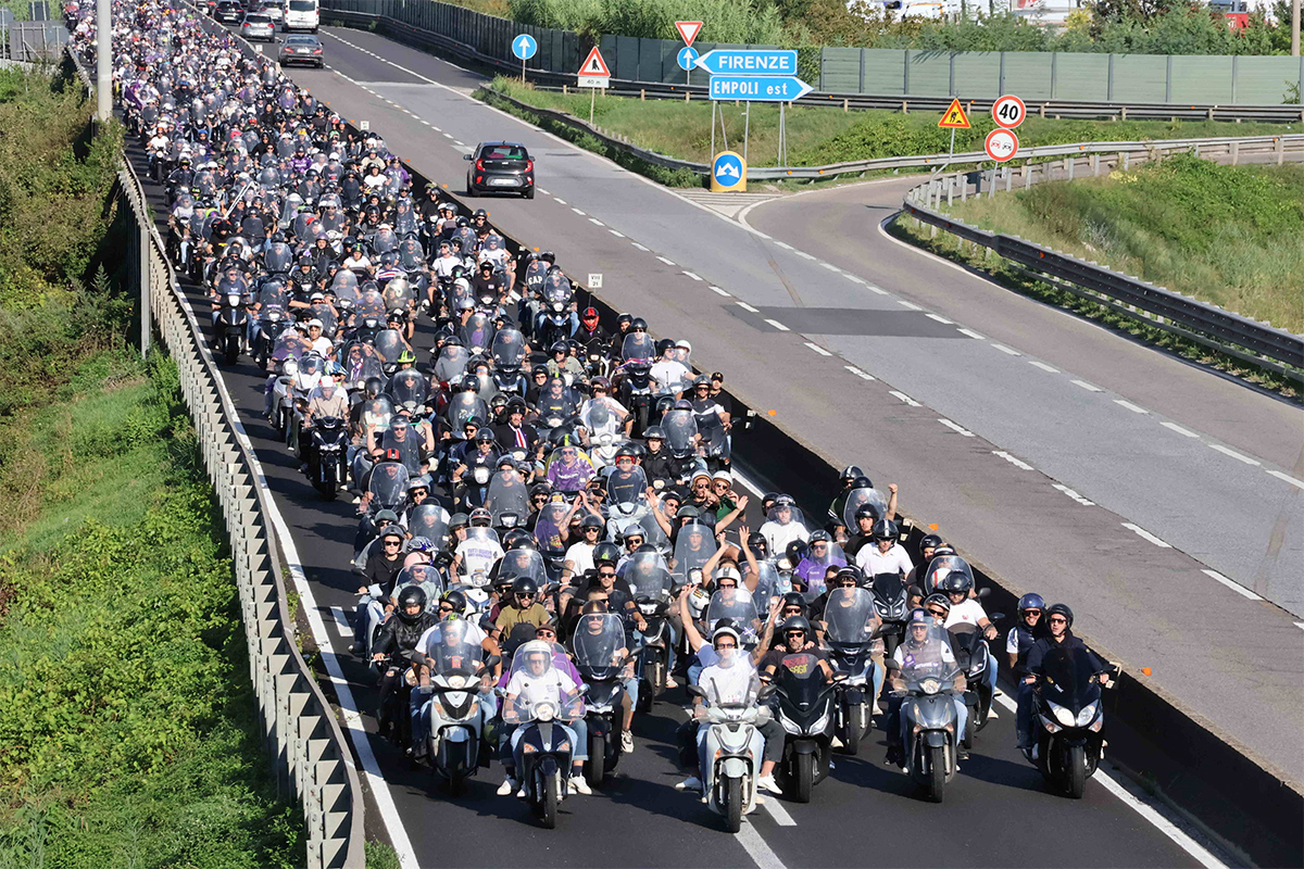 Le immagini della motorinata dei tifosi viola verso il Castellani