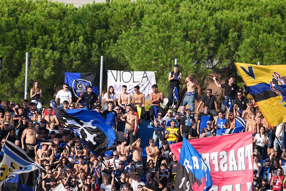 I due tifosi viola che hanno seguito la partita sul tetto rischiano caro. Potrebbe arrivare il Daspo