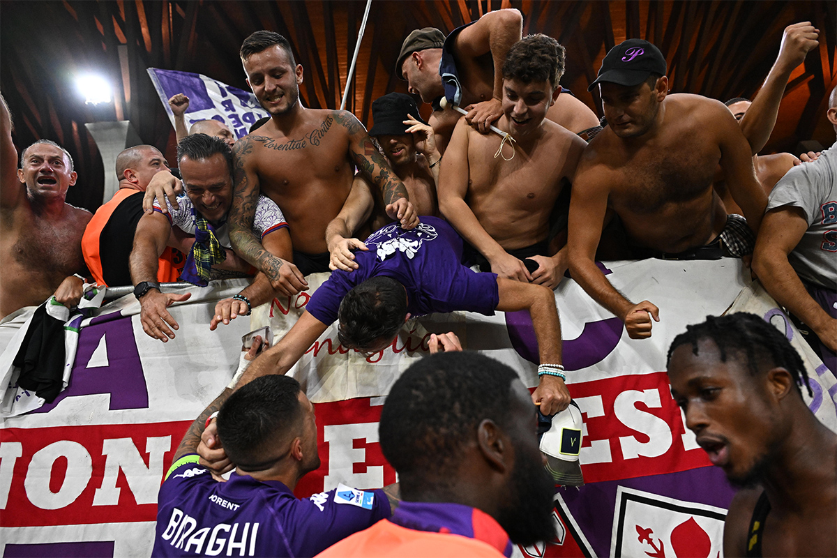 Uefa, novità per i tifosi in trasferta. Prezzi fissi per i biglietti, in Conference League...