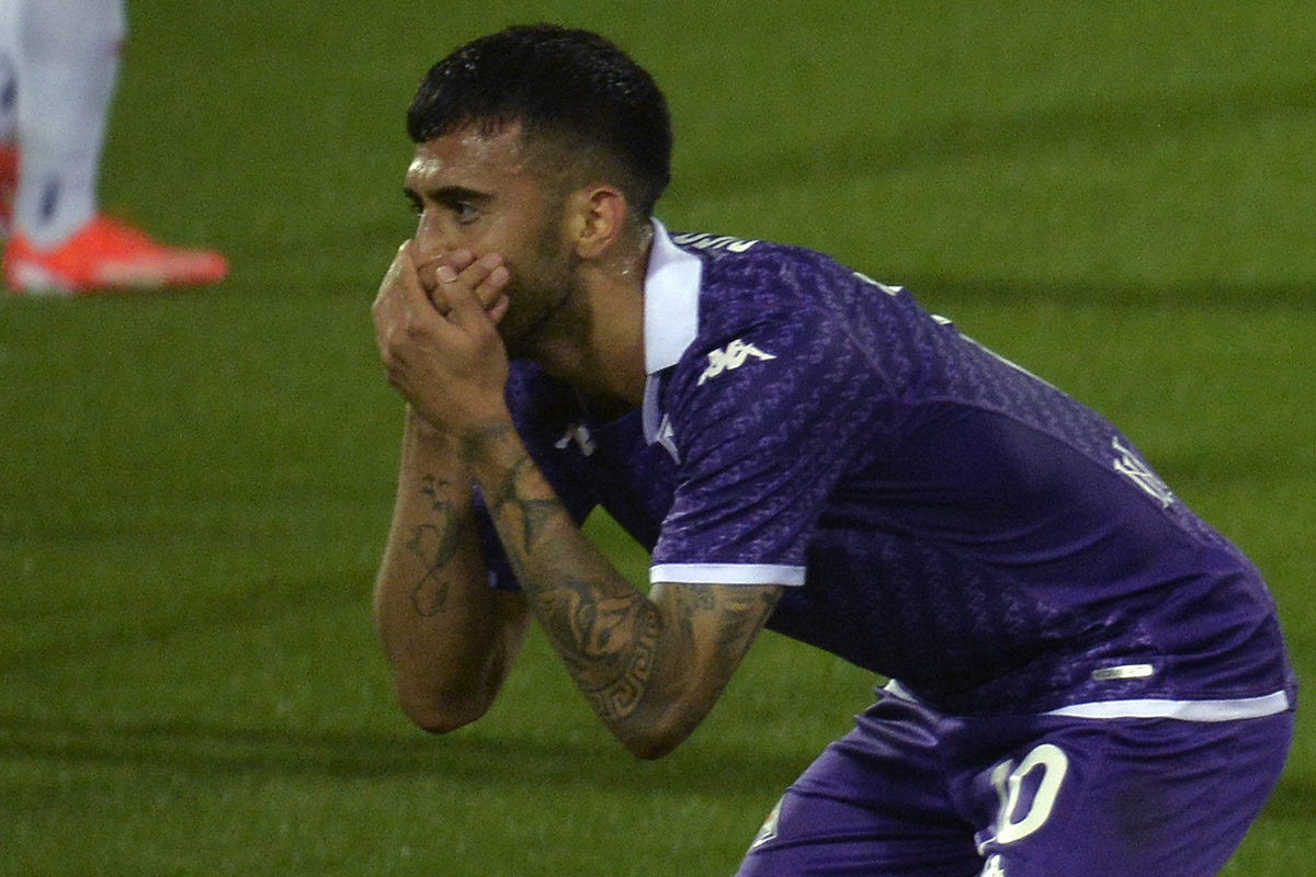 Nico con la valigia. È la pedina da muovere per innescare l’effetto domino