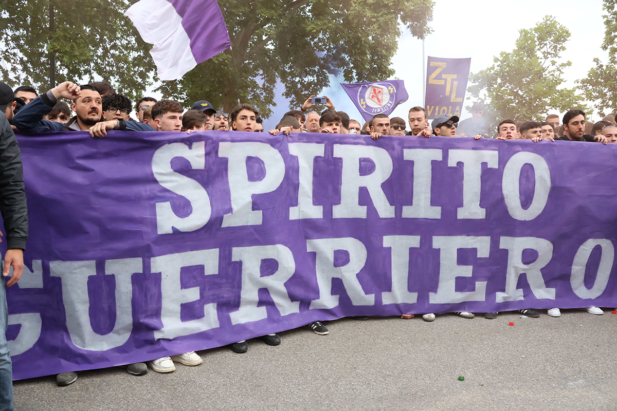 Cori, fumogeni e bandiere: Firenze c’è. La spinta della Curva Fiesole