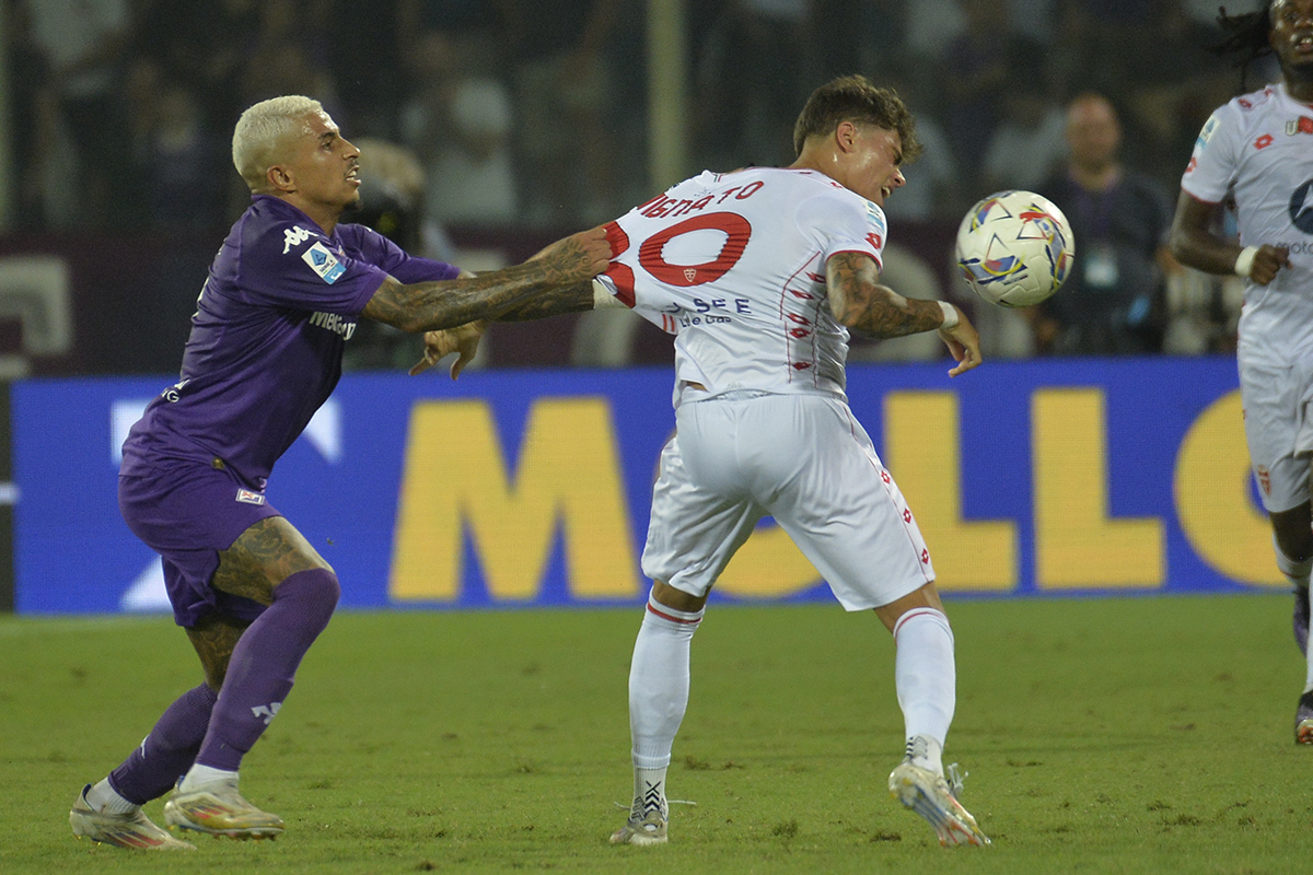 Sì, il centravanti c'è. Il cuore per rimontare anche. Ma manca tutto il resto: la Viola subisce contro tutti