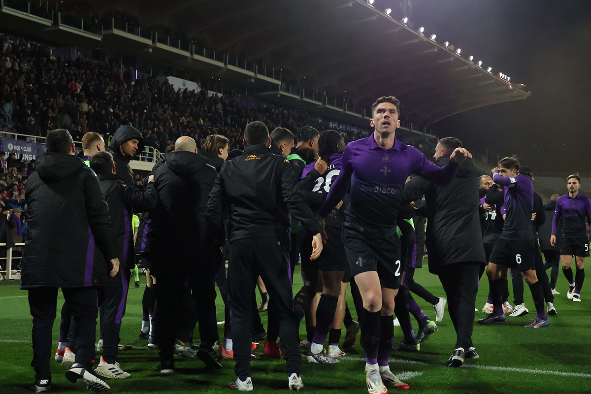 La festa sotto la Fiesole. Balli, cori, abbracci, sfottò: "Il pallone è quello giallo..."