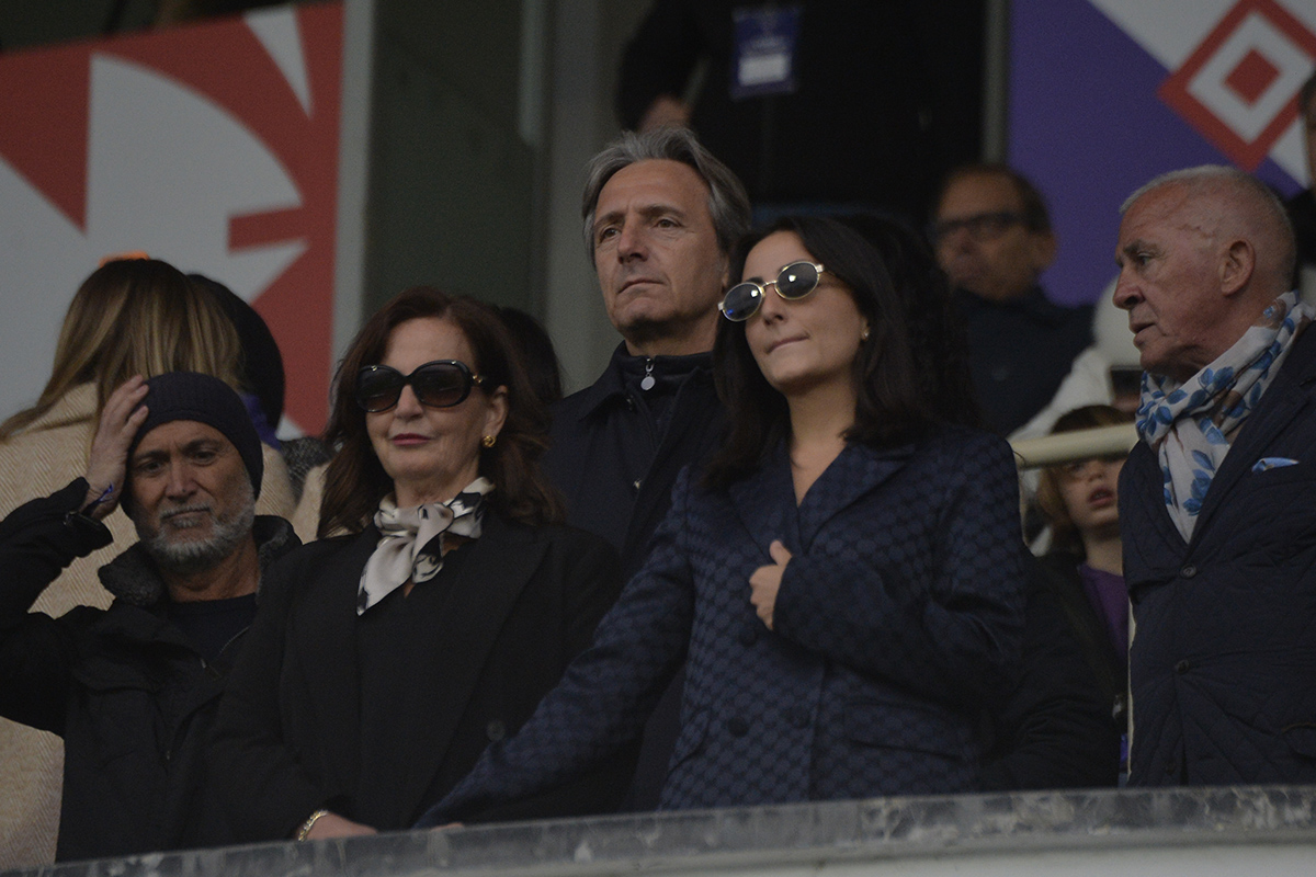1' di silenzio per Barone prima del calcio d'inizio. Presente allo stadio la famiglia
