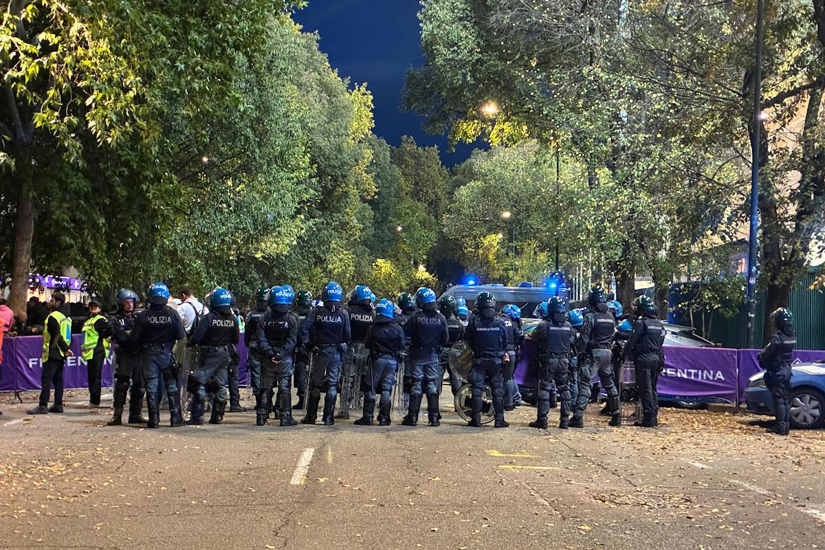 Fiorentina, esplode la rabbia: in tremila sotto la tribuna a contestare, società nel mirino