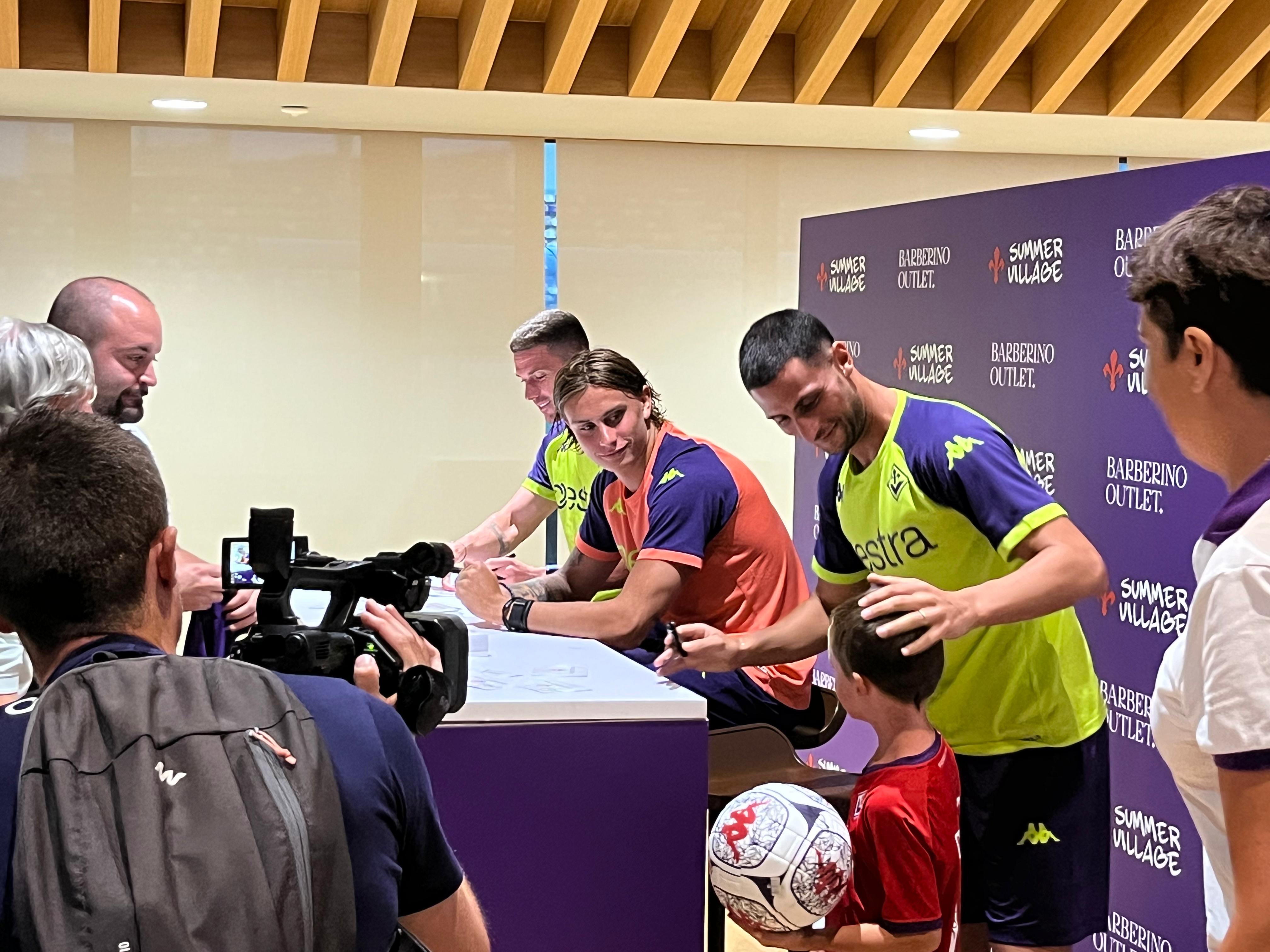 Viola Park, sessione autografi per Martinelli, Gosens e Mandragora (FOTO)