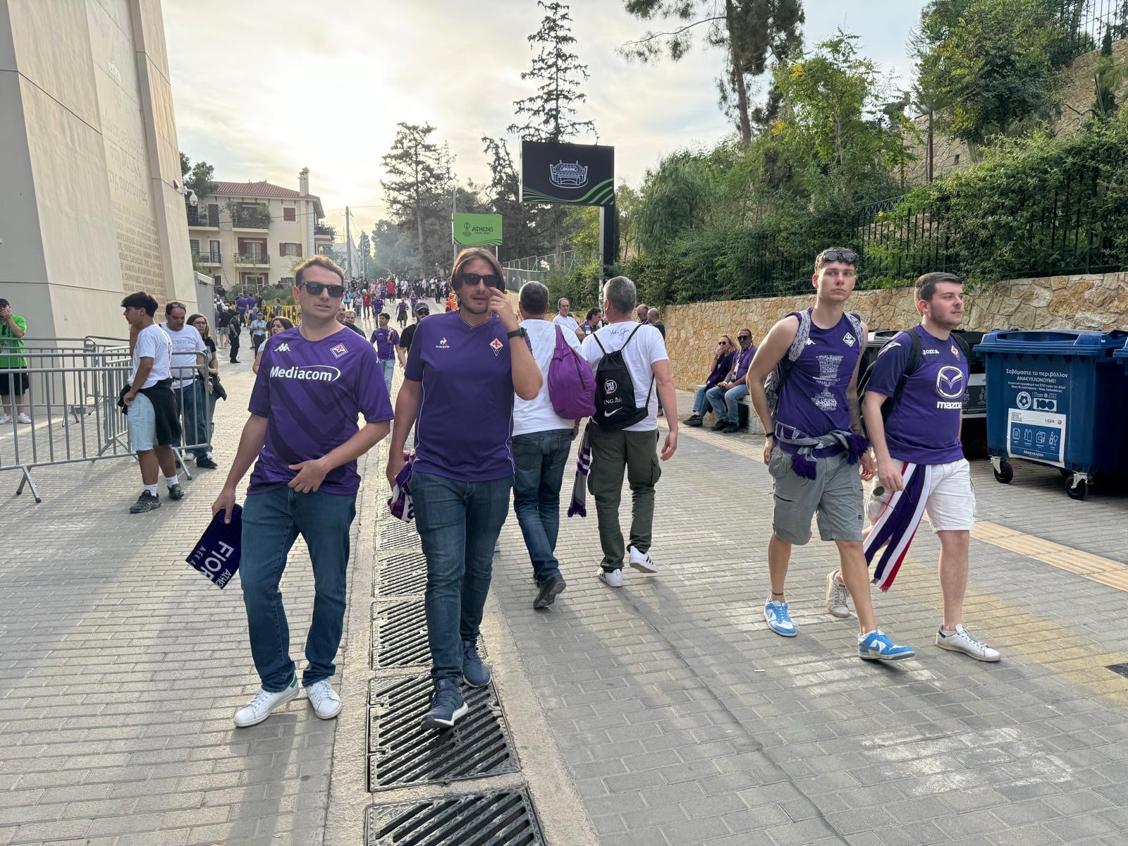 Olympiacos-Fiorentina, l’onda viola inizia a riempire l’Agia Sophia (VIDEO)