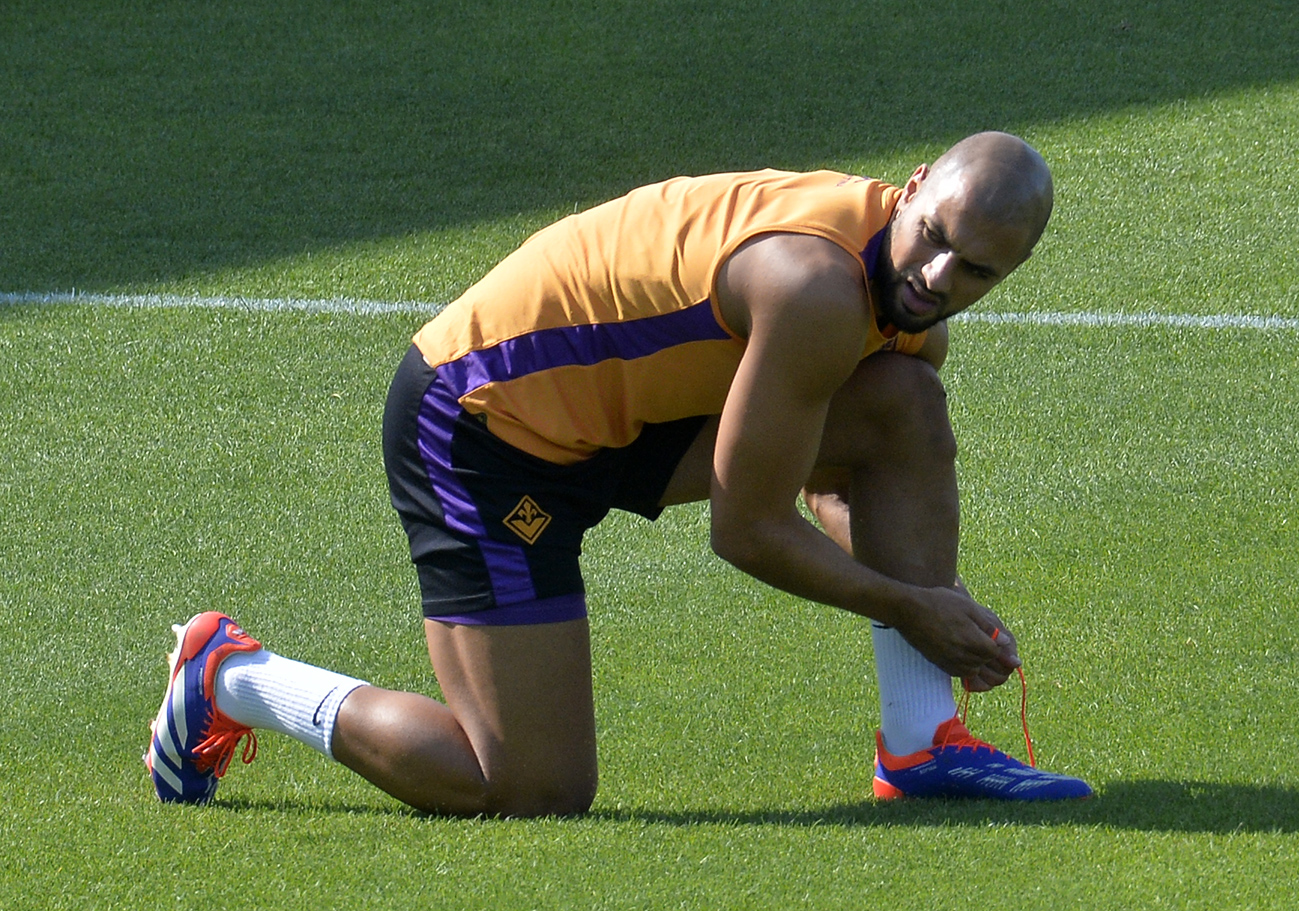 Amrabat: "Ten Hag voleva tenermi allo United. Difficile dire di no al Fenerbahce e a Mourinho"