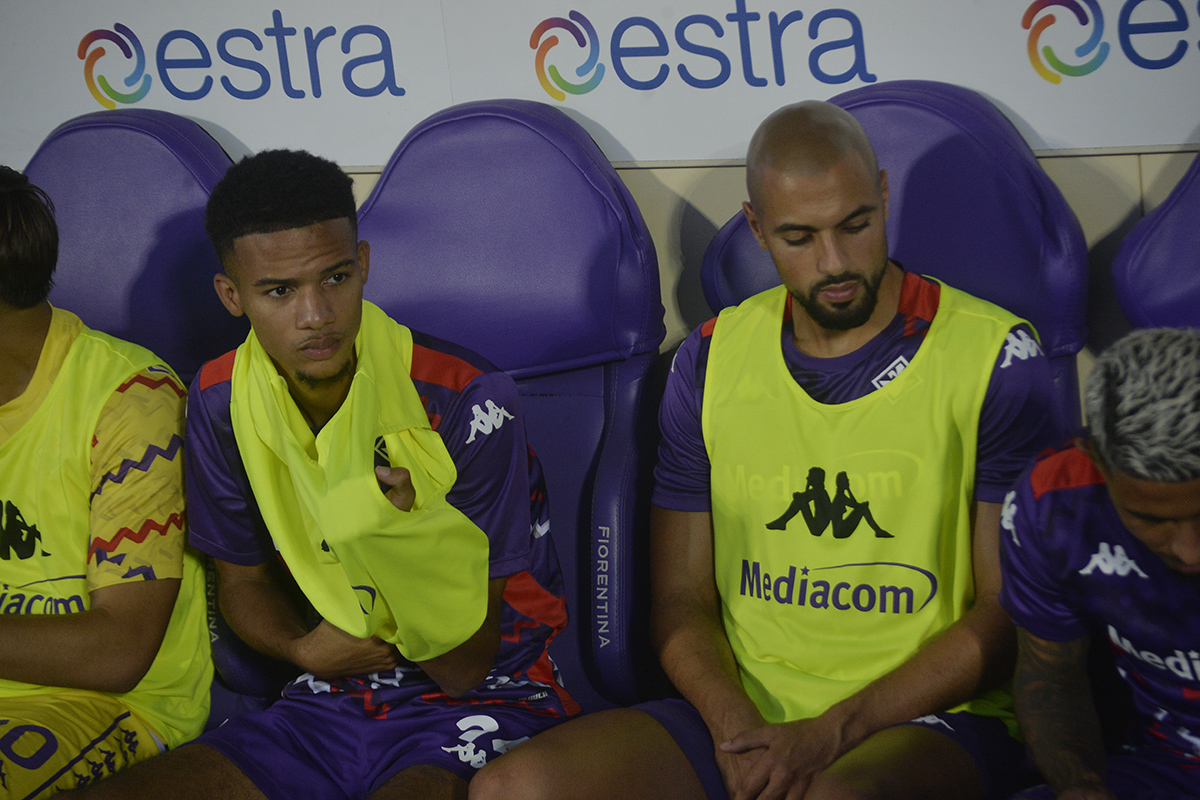 Il Napoli sonda Amrabat, ma non convince la contropartita Folorunsho. E in difesa...