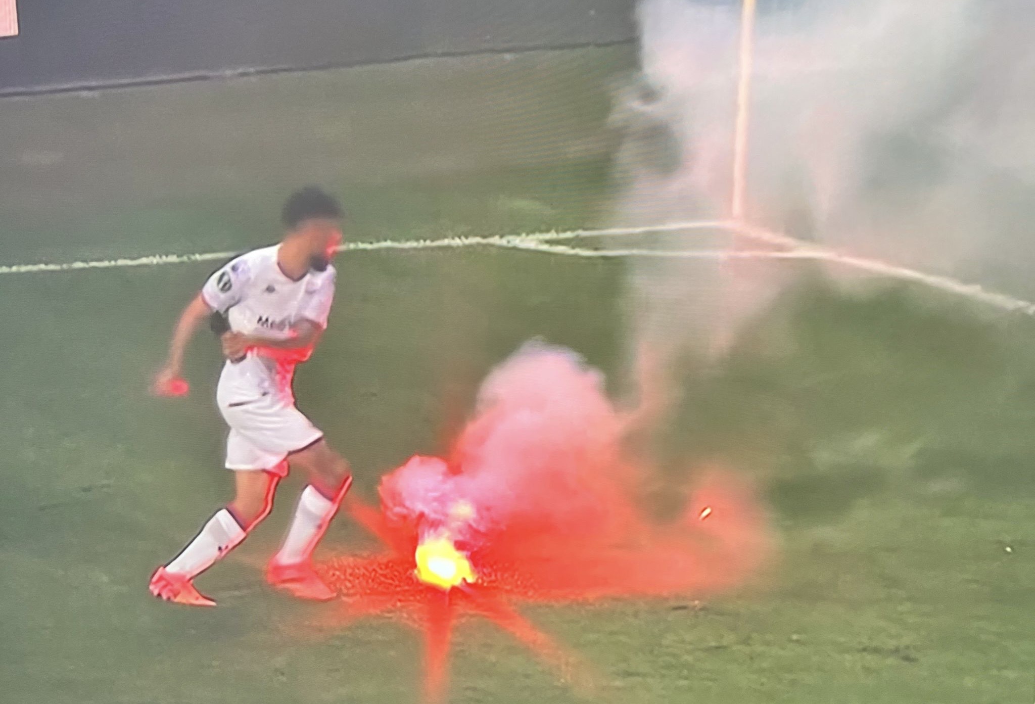 Viktoria Plzen-Fiorentina, lancio di fumogeni e Nico prova a spegnerli con una borraccia