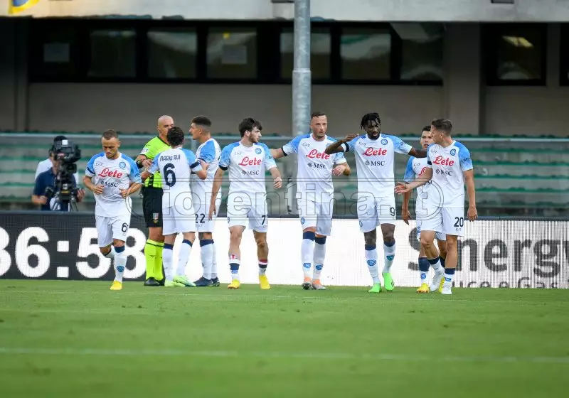 Il Napoli schianta il Verona 2-5 al Bentegodi