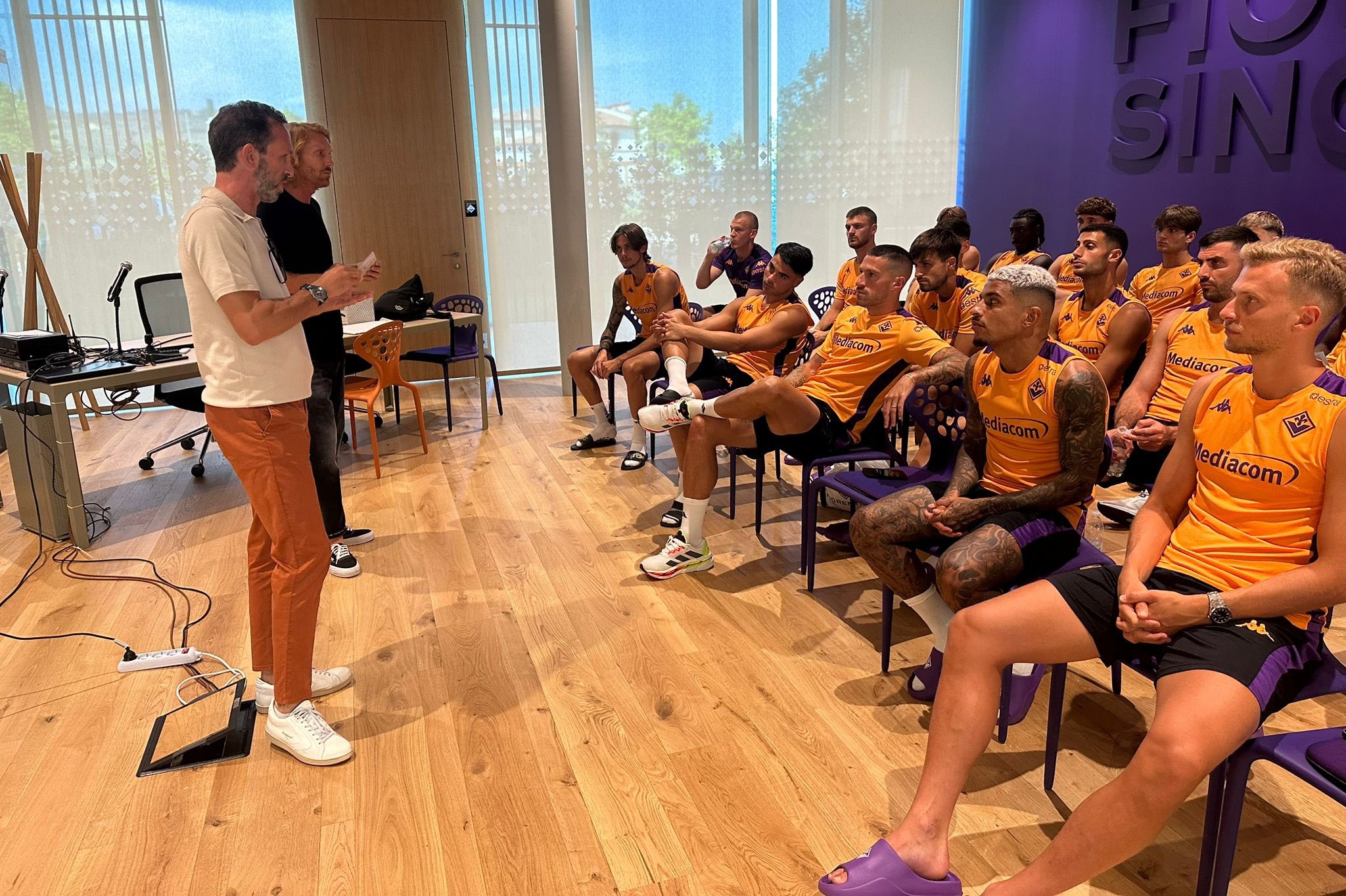 Assocalciatori in visita alle giocatrici e ai giocatori della Fiorentina al Viola Park