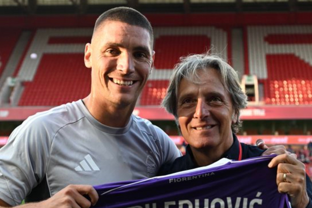 Milenkovic ritrova la Fiorentina: maglia celebrativa per l’ex bandiera viola