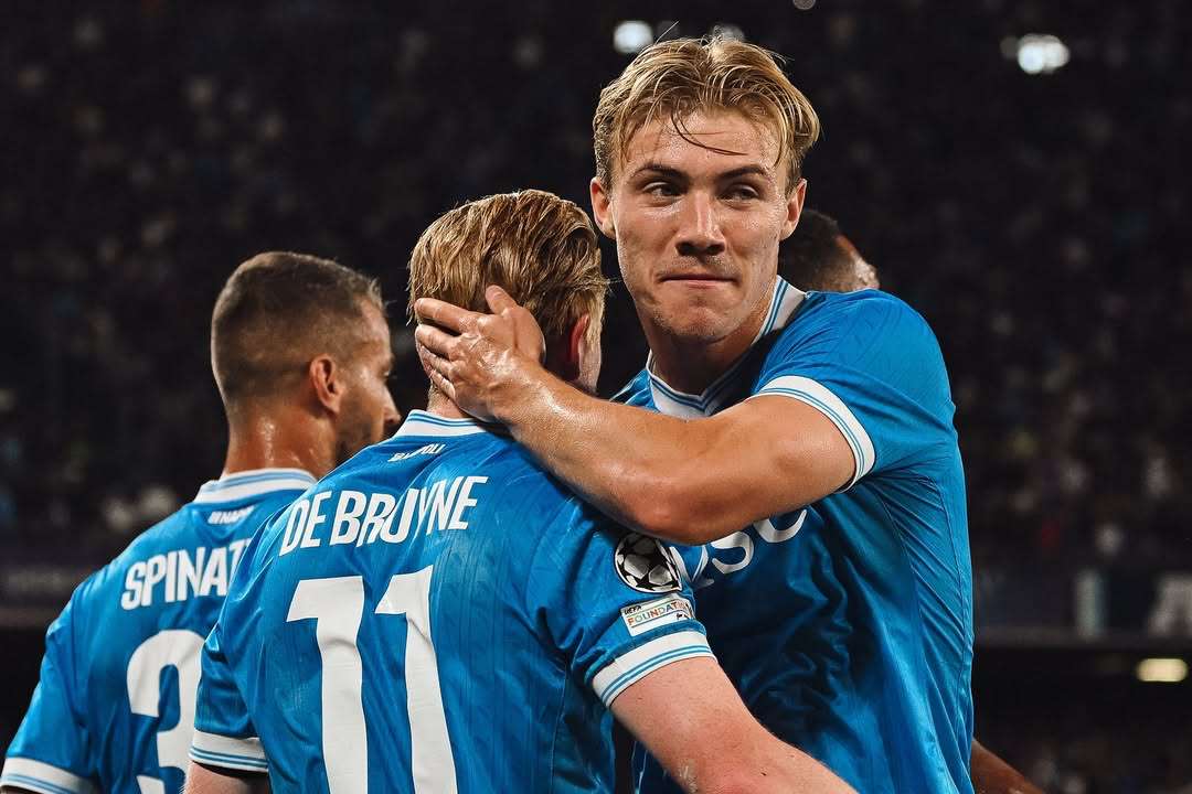 Champions League, luci e ombre per le italiane: il Napoli vince, la Juve si fa raggiungere al 90’