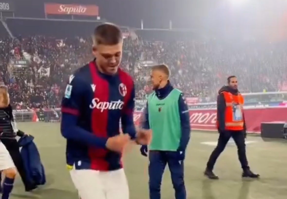 Bologna, Holm festeggia la vittoria con la Griddy Dance di Kean (VIDEO)
