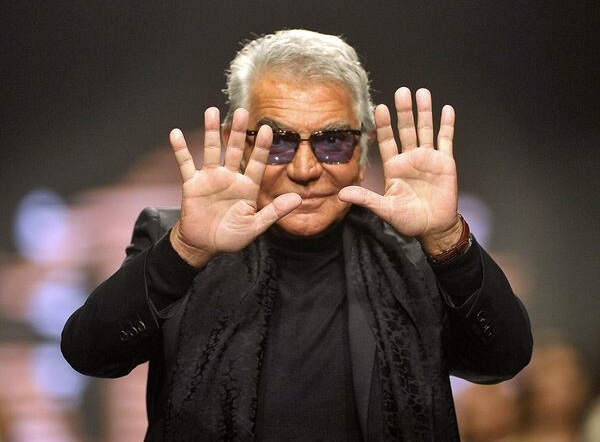 È morto Roberto Cavalli. Lo stilista, grande tifoso viola, aveva 83 anni. Il cordoglio della Fiorentina