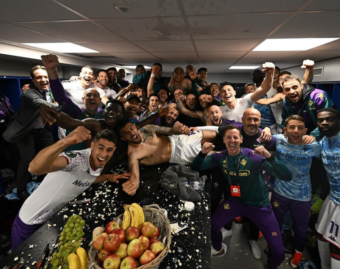 Fiorentina, le immagini della festa negli spogliatoi dopo la qualificazione alla finale di Conference