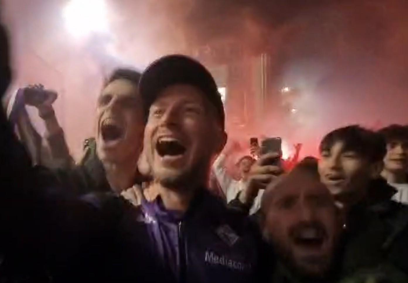 Bagno di folla a Peretola per la Fiorentina finalista. Barak canta in mezzo ai tifosi (VIDEO LaViola.it)