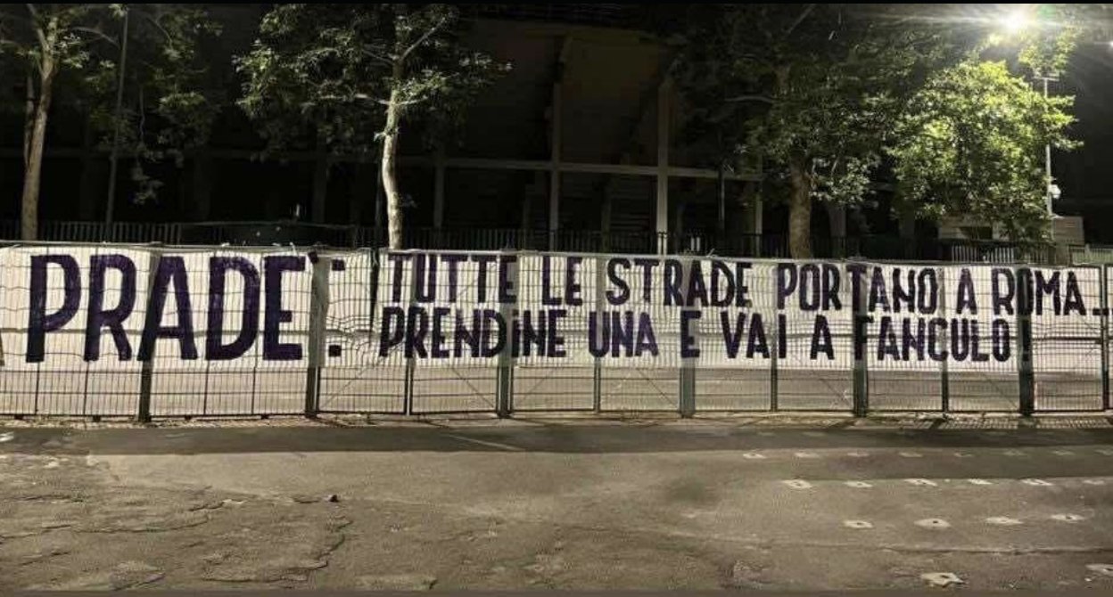 Striscione Curva Fiesole: "Pradè, tutte le strade portano a Roma, prendine una e vai..."