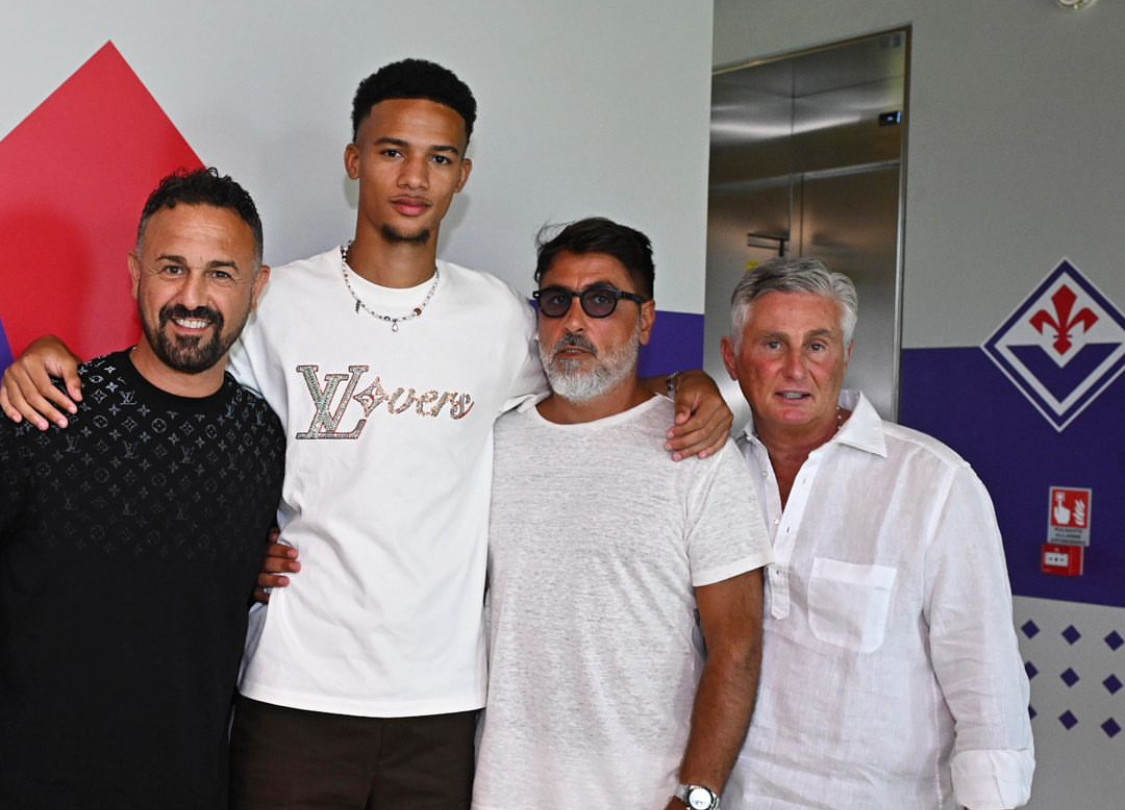Richardson, la foto con gli agenti dopo la firma