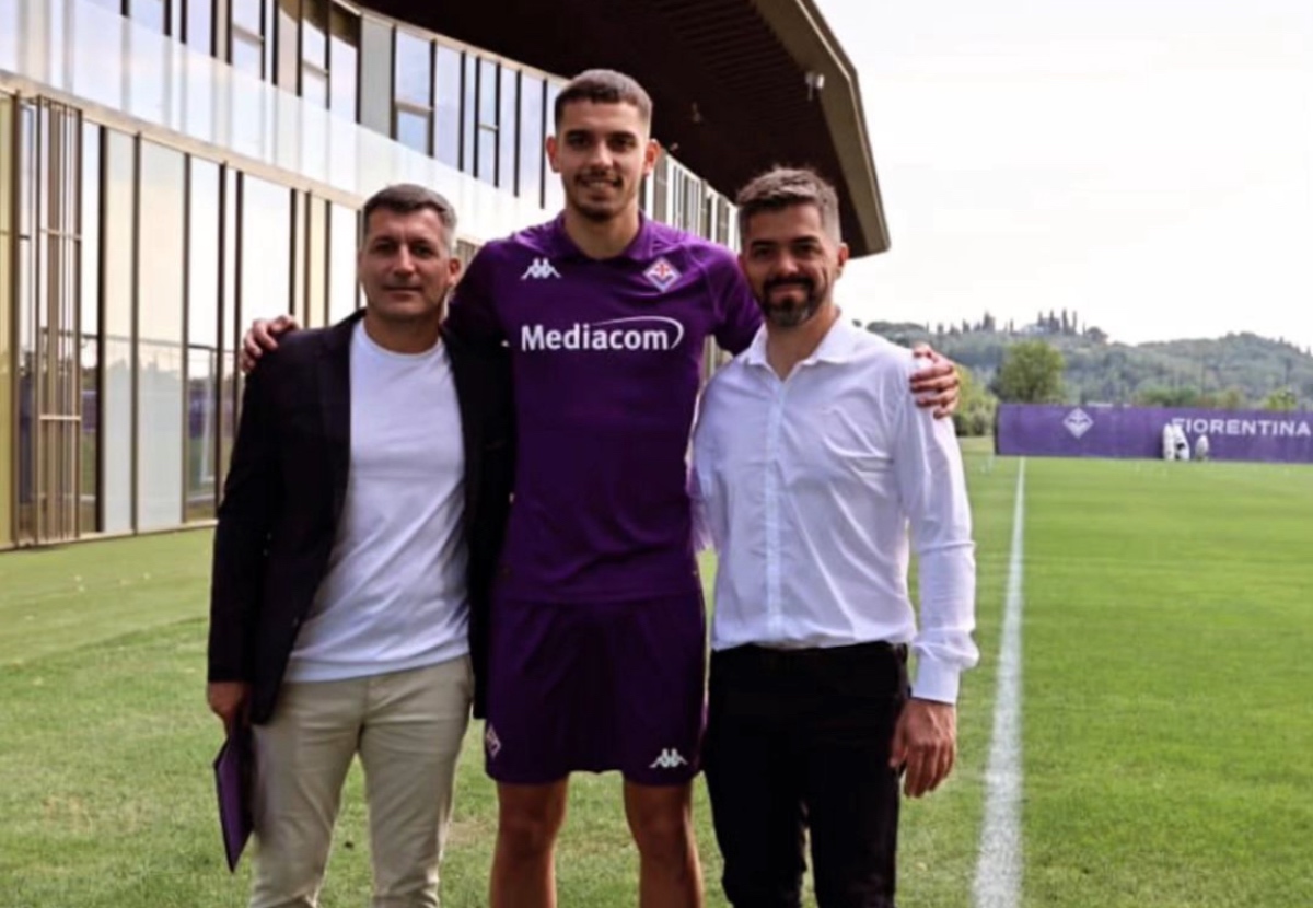 Fiorentina, le prime immagini di Moreno dopo la firma con i suoi agenti